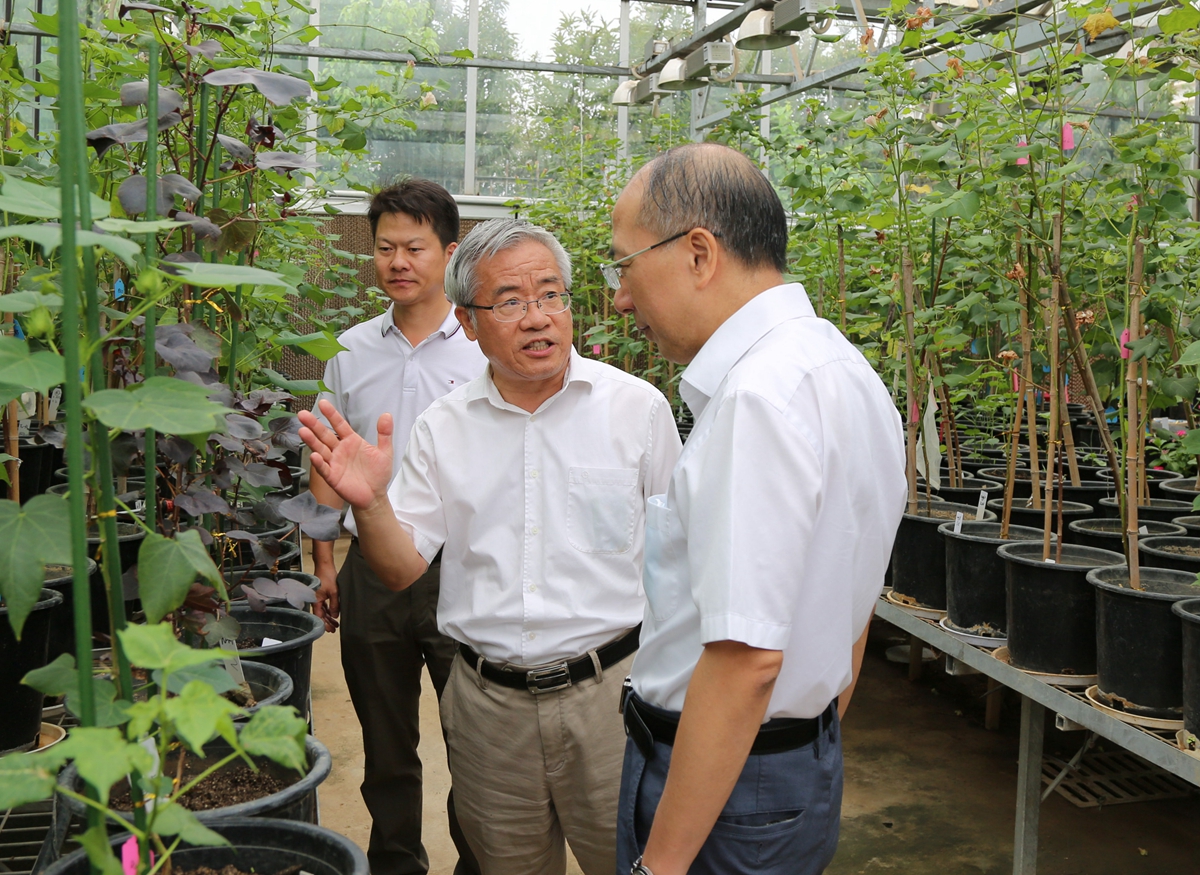 省政协副主席张柏青来校慰问张献龙教授